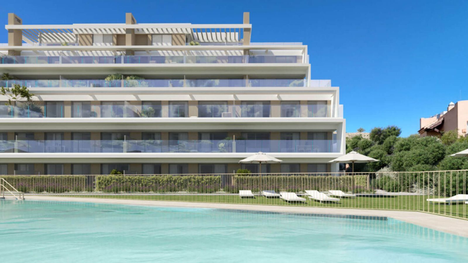 Aire luksusleiligheter med svømmebasseng og solsenger.